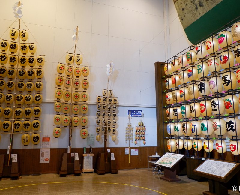 Neburi Nagashi Kan (Akita), vue sur les lanternes et perches du Kanto Matsuri