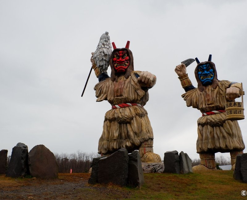 Péninsule d’Oga (Akita), statues Namahage au bord de la route 