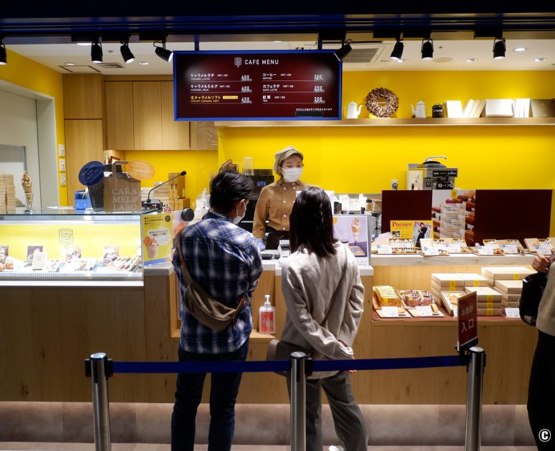 Caramel Labo (Hammerhead, Yokohama), vendeuse à un comptoir de pâtisseries