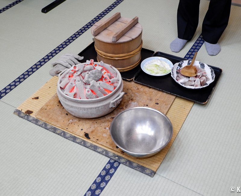 Seiko Grand Hotel (Péninsule d'Oga, Akita), démonstration de cuisine Ishiyaki : soupe de dorade aux pierres bouillantes Seiko Grand Hotel (Péninsule d'Oga, Akita), démonstration de cuisine Ishiyaki : soupe de dorade aux pierres bouillantes