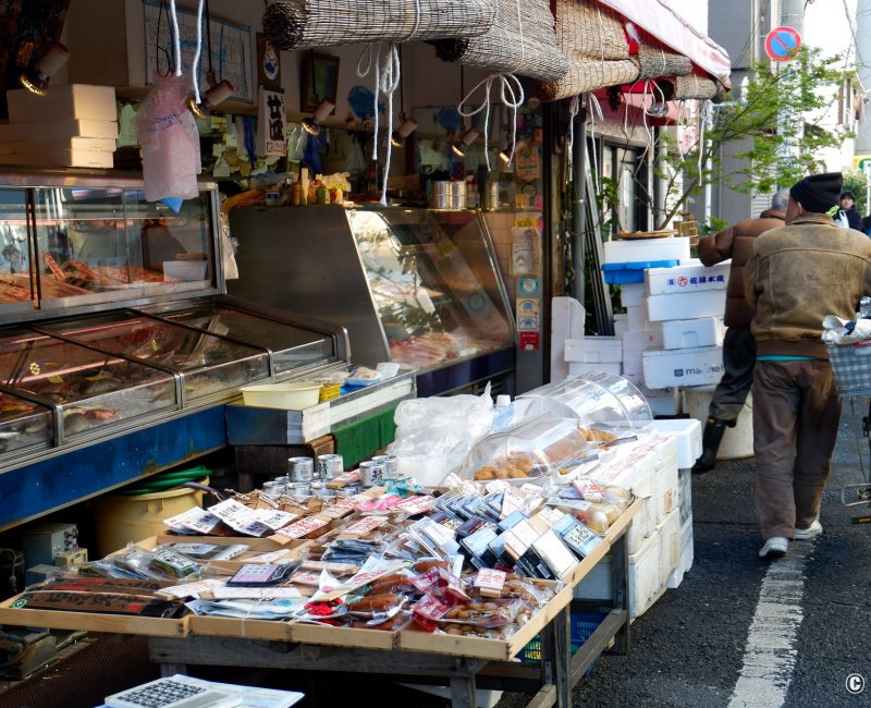 Yanaka Ginza (Tokyo), étals de produits frais dans la rue commerçante