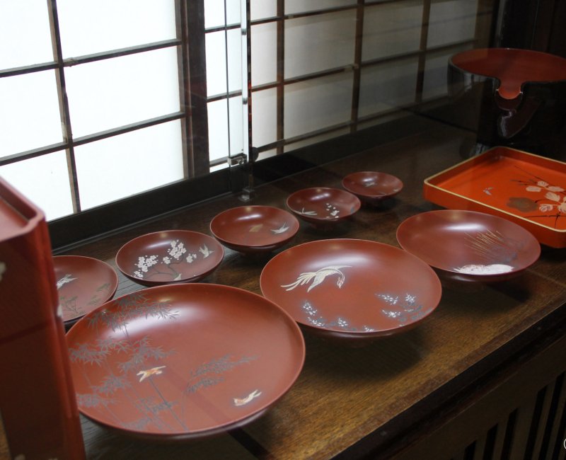Résidence Nagase (Shirakawa-go), exposition de vaisselle traditionnelle en laque japonaise Résidence Nagase (Shirakawa-go), exposition de vaisselle traditionnelle en laque japonaise
