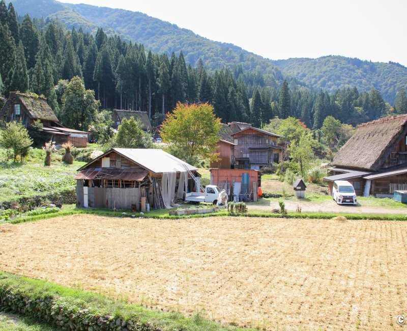 Résidence Nagase (Shirakawa-go), vue sur le village rural traditionnel depuis la maison Résidence Nagase (Shirakawa-go), vue sur le village rural traditionnel depuis la maison