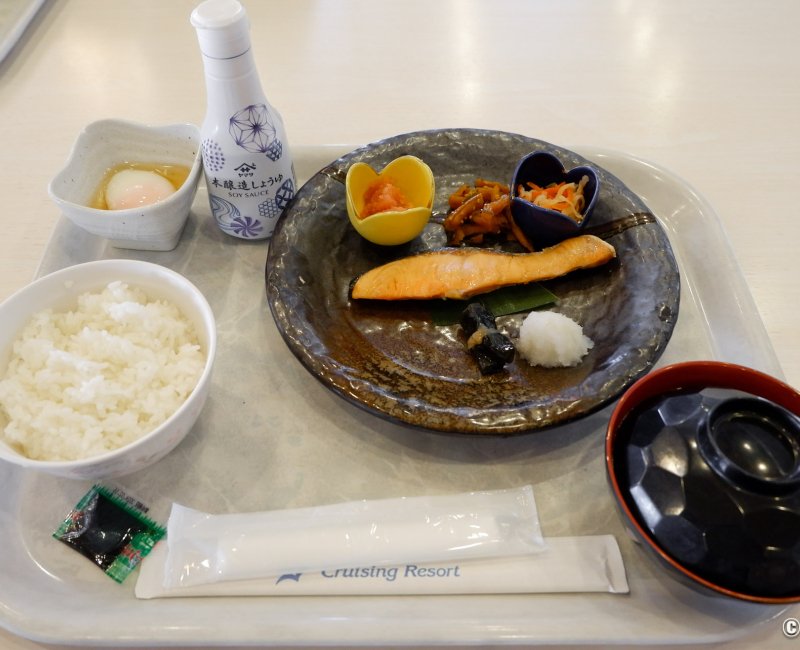 Shin Nihonkai Ferry, bateau Hamanasu (Maizuru - Otaru), petit-déjeuner japonais de la cantine Shin Nihonkai Ferry, bateau Hamanasu (Maizuru - Otaru), petit-déjeuner japonais de la cantine
