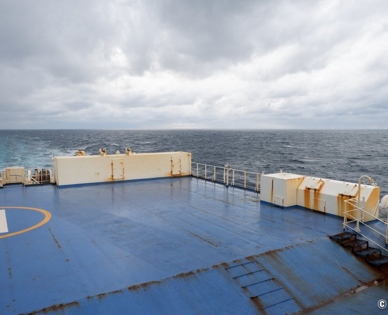 Shin Nihonkai Ferry, bateau Hamanasu (Maizuru - Otaru), pont extérieur avec vue sur la mer Shin Nihonkai Ferry, bateau Hamanasu (Maizuru - Otaru), pont extérieur avec vue sur la mer