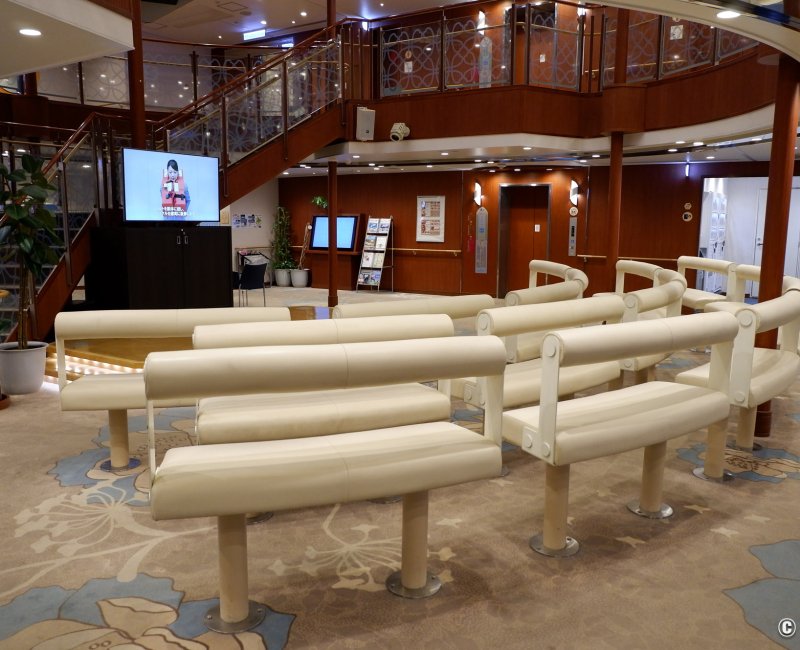 Shin Nihonkai Ferry, bateau Lavender (Niigata - Otaru), hall d'accueil à l'embarquement Shin Nihonkai Ferry, bateau Lavender (Niigata - Otaru), hall d'accueil à l'embarquement