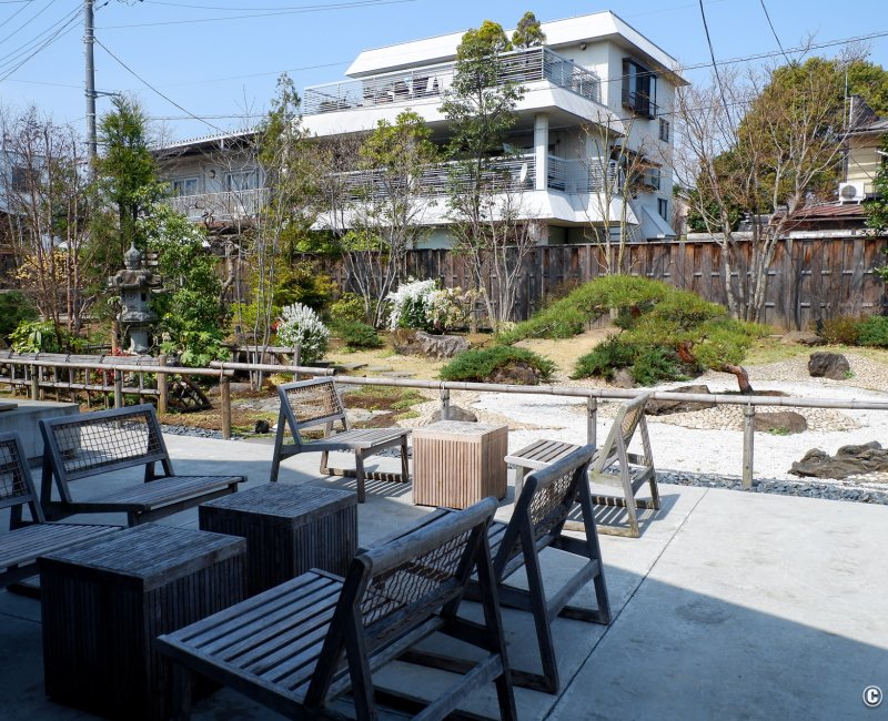 Starbucks Kawagoe Kanetsuki-dori, terrasse extérieure et jardin japonais 2 Starbucks Kawagoe Kanetsuki-dori, terrasse extérieure et jardin japonais 2