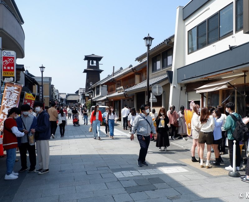 Starbucks Kawagoe Kanetsuki-dori, rue du café avec la tour Toki no Kane Starbucks Kawagoe Kanetsuki-dori, rue du café avec la tour Toki no Kane