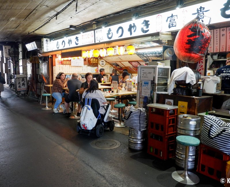 Yurakucho (Tokyo), passage souterrain avec bars izakaya rétro Yurakucho (Tokyo), passage souterrain avec bars izakaya rétro