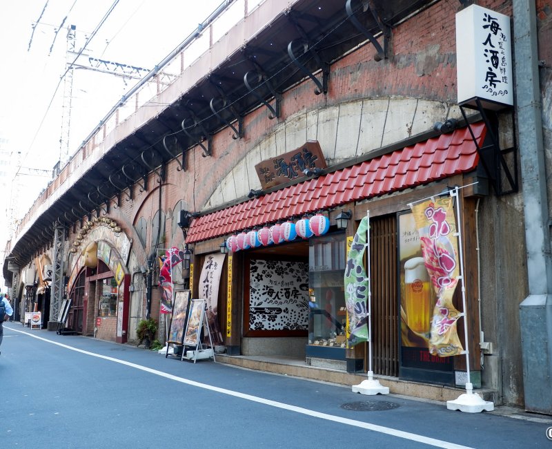 Yurakucho (Tokyo), restaurant de spécialités d'Okinawa sous les voies au sud de la gare Yurakucho (Tokyo), restaurant de spécialités d'Okinawa sous les voies au sud de la gare
