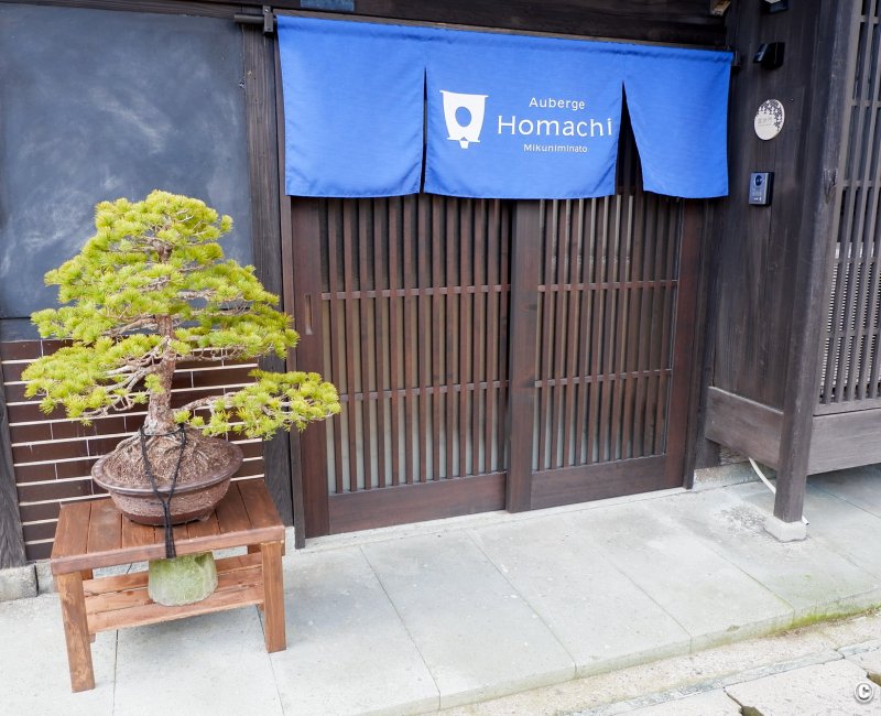 Auberge Homachi Mikuni Minato (Fukui), entrée de la maison Bishamon Auberge Homachi Mikuni Minato (Fukui), entrée de la maison Bishamon