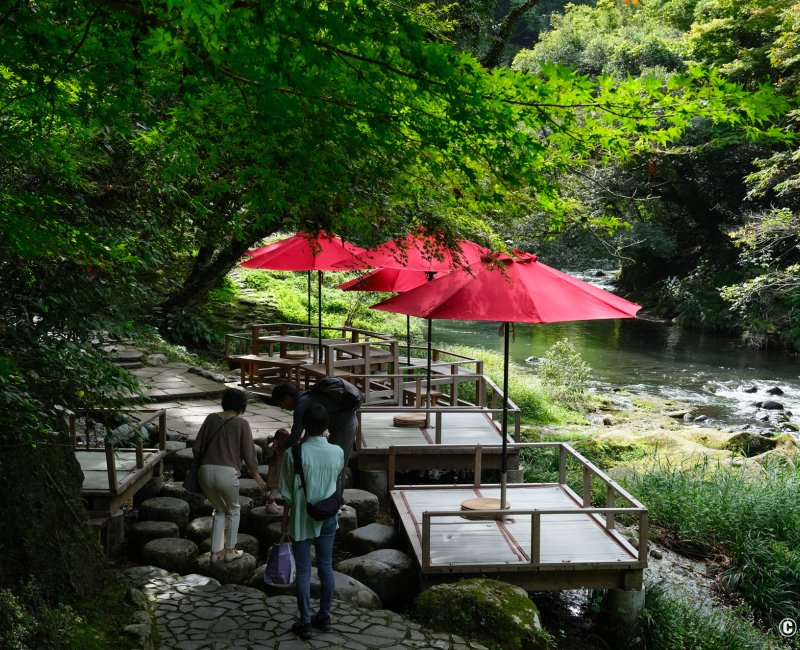 Gorges de Kakusenkei (Yamanaka Onsen), salon de thé au bord de la rivière Kakusenkei Kawadoko 2