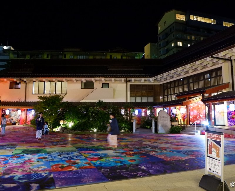 Dogo Onsen (Matsuyama), Place entre Asuka no Yu et Tsubaki no Yu Dogo Onsen (Matsuyama), Place entre Asuka no Yu et Tsubaki no Yu