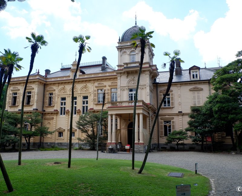 Kyu Iwasaki-tei Teien (Tokyo), vue sur la résidence occidentale et palmiers 2