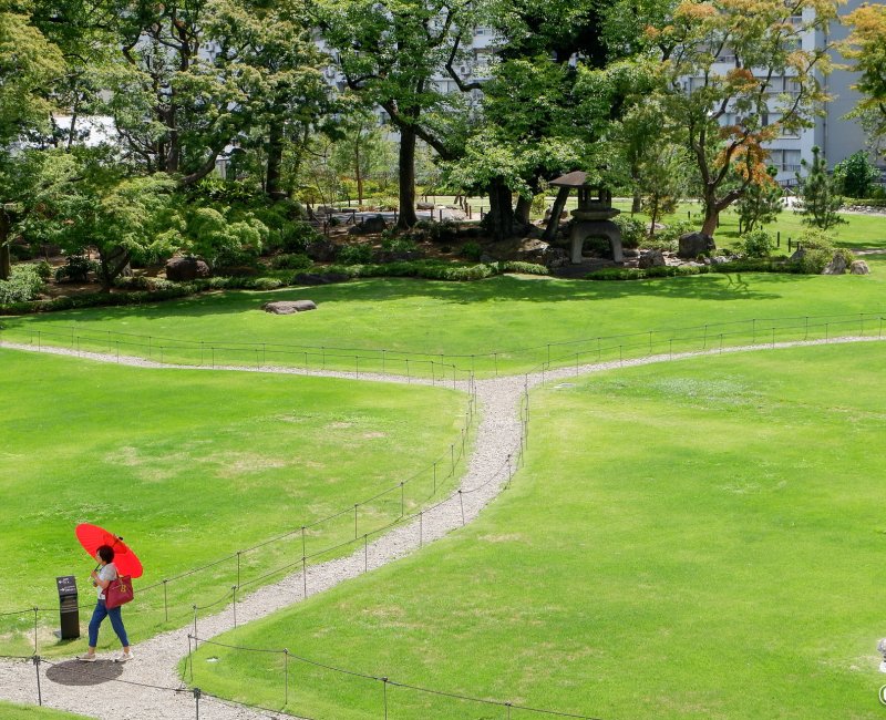 Kyu Iwasaki-tei Teien (Tokyo), vue sur le jardin de pelouses Shiba-niwa