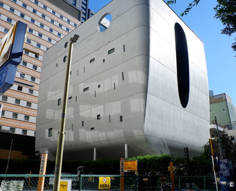 Shinjuku Ruriko-in Byakurenge-do (Tokyo), vue sur l'architecture verticale en béton du temple 2