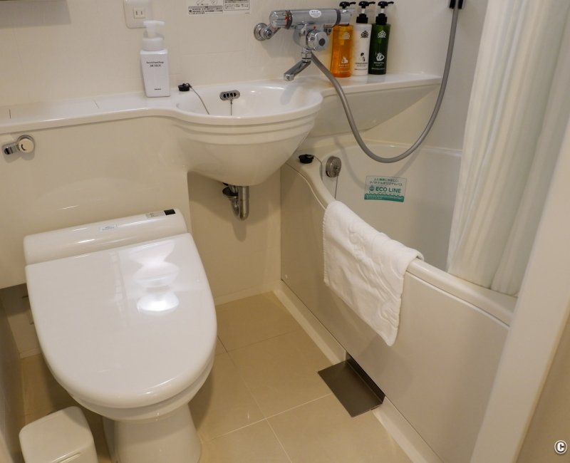 APA Hotel Hiroshima-Ekimae Ohashi, salle de bains standard avec toilettes japonaises