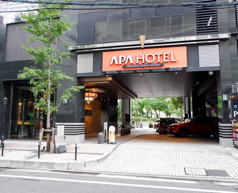 APA Hotel Hiroshima-Ekimae Ohashi, entrée de l'hôtel par le parking