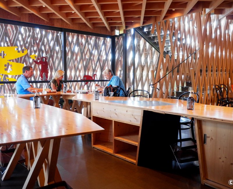 Sunny Hills (Tokyo), étage supérieur avec tables et chaises pour consommer sur place Sunny Hills (Tokyo), étage supérieur avec tables et chaises pour consommer sur place