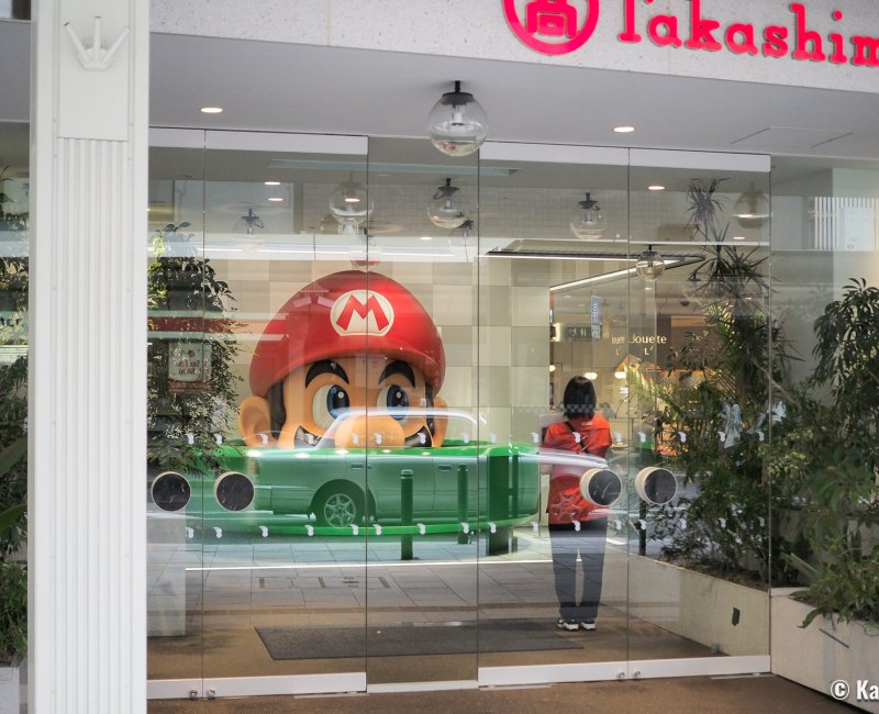 Nintendo Kyoto (Takashimaya), tête géante de Mario installée à l'entrée Shijo-Dori West Entrance Nintendo Kyoto (Takashimaya), tête géante de Mario installée à l'entrée Shijo-Dori West Entrance