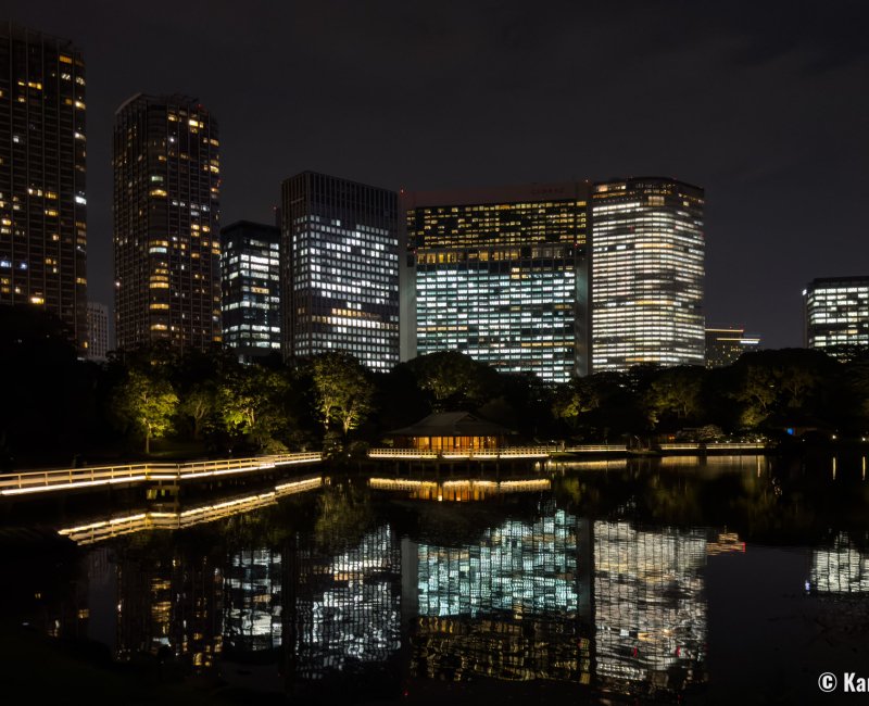Hamarikyu Tsukimi Sanpo (Tokyo), vue nocturne sur le pavillon de thé Nakajima-no-Ochaya 2