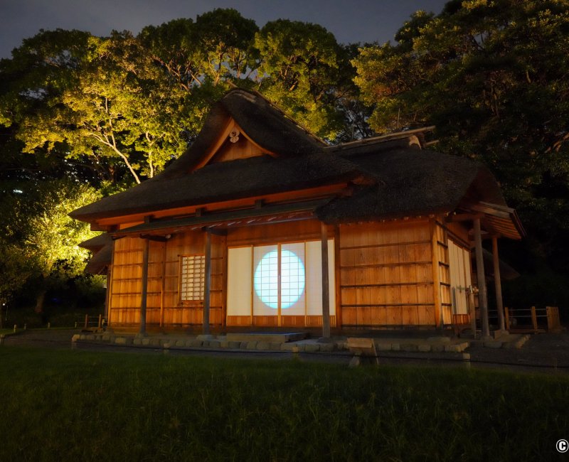 Hamarikyu Tsukimi Sanpo (Tokyo), façade du pavillon de thé Matsu-no-Ochaya éclairée par une lune bleue Hamarikyu Tsukimi Sanpo (Tokyo), façade du pavillon de thé Matsu-no-Ochaya éclairée par une lune bleue