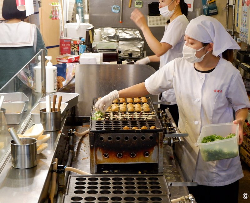 Odaiba Takoyaki Museum (Tokyo), beignets de poulpe en cours de préparation 2