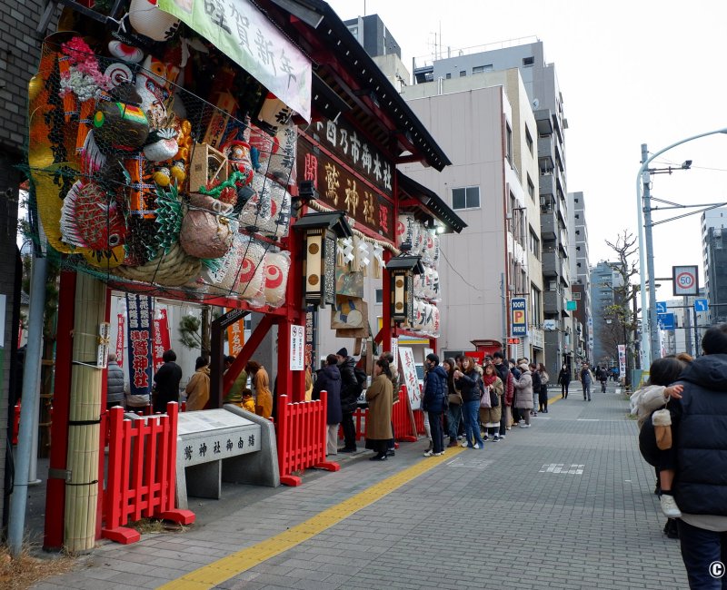 Asakusa Otori-jinja (Tokyo), entrée du sanctuaire pendant Hatsumode début janvier Asakusa Otori-jinja (Tokyo), entrée du sanctuaire pendant Hatsumode début janvier