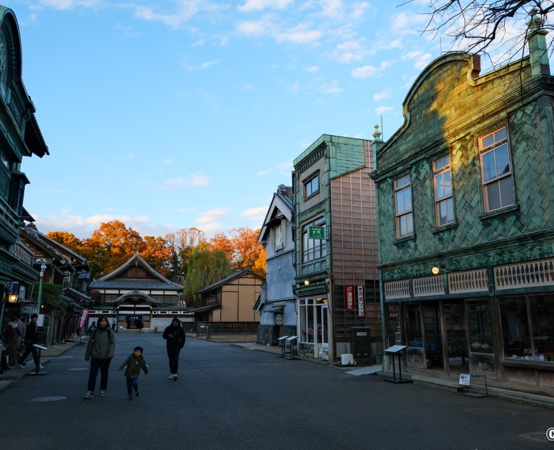 Musée d'architecture en plein air d'Edo-Tokyo, rue Shitamachi-naka à l'automne en fin d'après-midi Musée d'architecture en plein air d'Edo-Tokyo, rue Shitamachi-naka à l'automne en fin d'après-midi