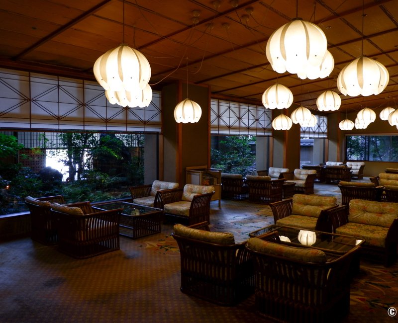 Yamatoya Honten (Matsuyama), salon d'accueil du ryokan