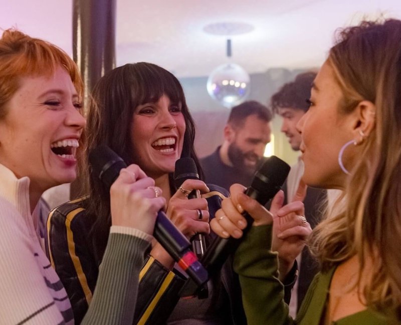 Cat's Eyes (série TV TF1), scène live de la série avec les actrices Claire Romain, Camille Lou et Constance Labbé