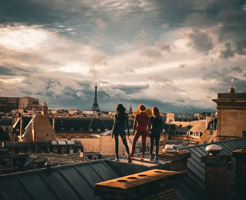 Cat's Eyes (série TV TF1), affiche avec les 3 sœurs à Paris