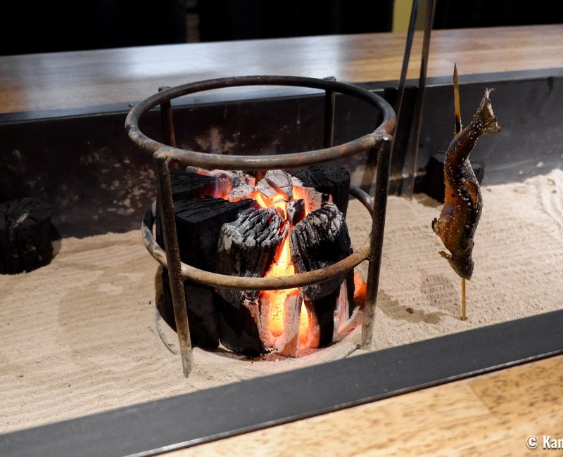 Kagurazaka Irori Yakiniku Gion (Tokyo), cuisson au charbon de bois et foyer traditionnel Irori