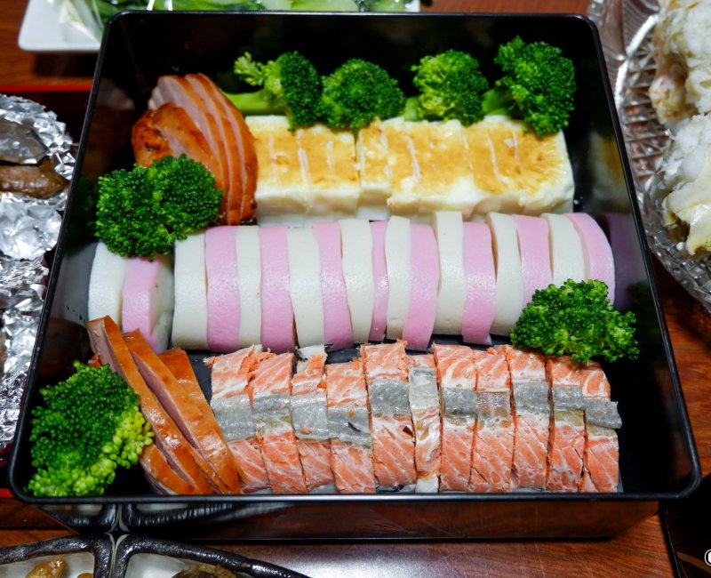 Cuisine Osechi ryori, bento de plats traditionnels avec du Kamaboko Cuisine Osechi ryori, bento de plats traditionnels avec du Kamaboko