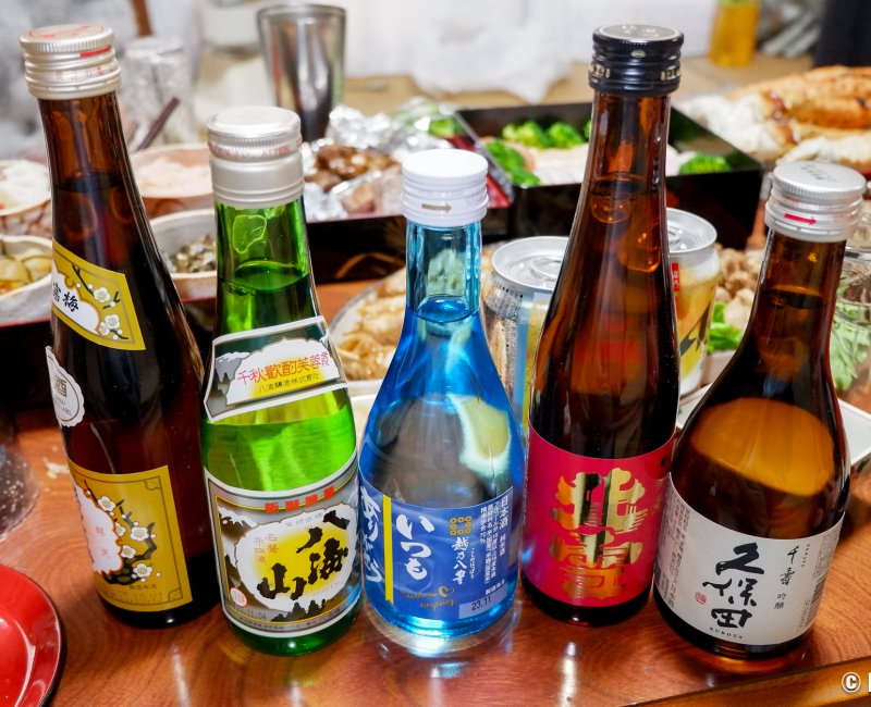 Cuisine Osechi ryori, assortiment de Nishonshu (saké japonais) Cuisine Osechi ryori, assortiment de Nishonshu (saké japonais)