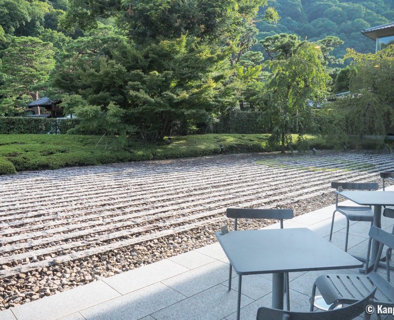 Saga Arashiyama Museum of Arts & Culture (Kyoto), vue sur le jardin du café "Arashiyama OMOKAGE Terrace"