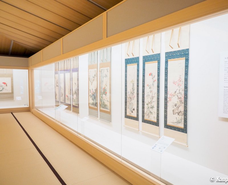 Saga Arashiyama Museum of Arts & Culture (Kyoto), exposition de peintures sur paravents et kakemono dans la salle Tatami Gallery 2