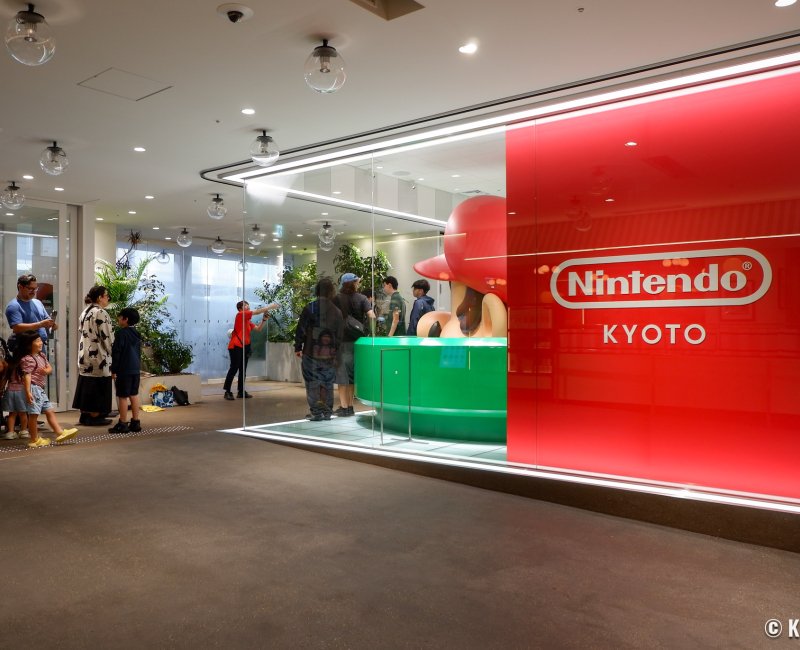 Kyoto Takashimaya, tête géante de Mario installée à l'entrée Shijo-Dori West Entrance 2