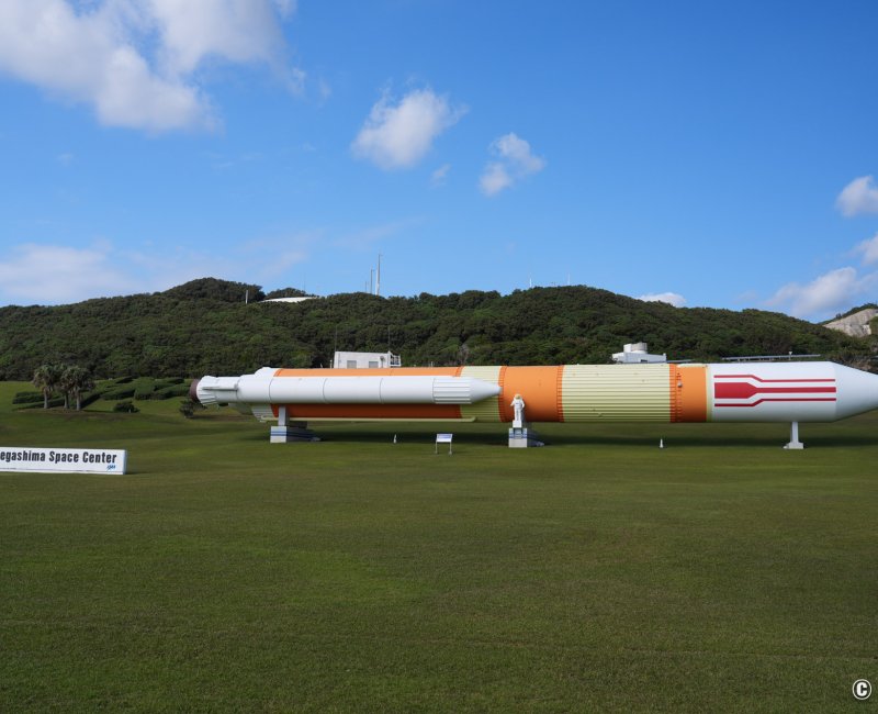 Centre spatial de Tanegashima, exposition d'une fusée allongée à l'entrée du site