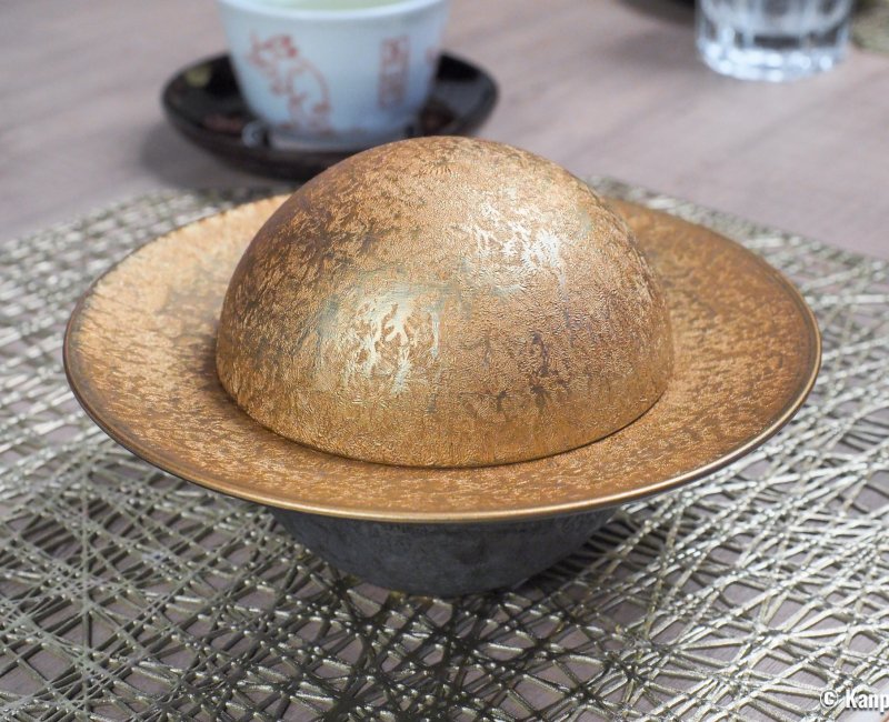Shinon Washoku Senryu (Osaka), vaisselle japonaise dorée en forme de Saturne