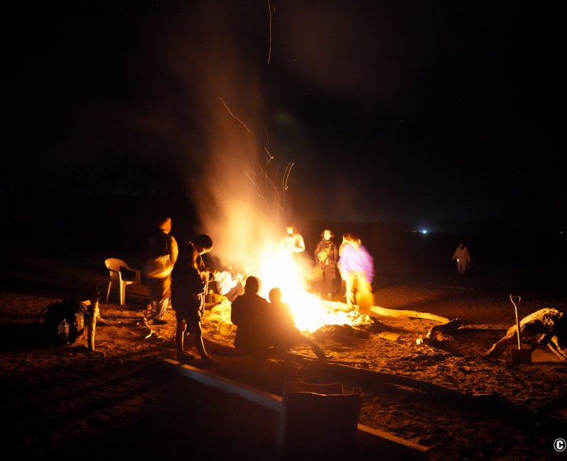 Tanegashima Light Festival, rassemblement nocturne autour d'un feu sur la plage Hamada