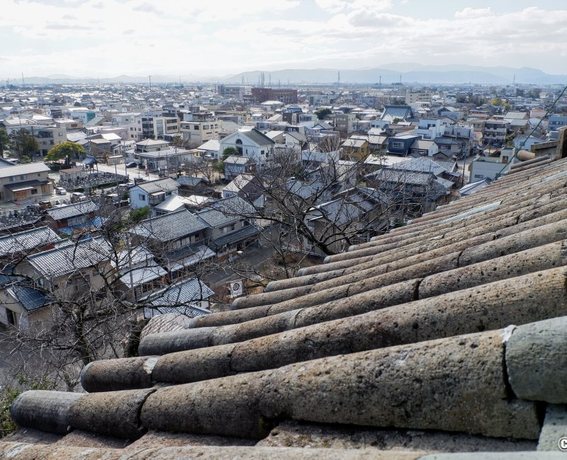 Château de Maruoka (Fukui), Vue sur la ville et les tuiles de pierre du donjon