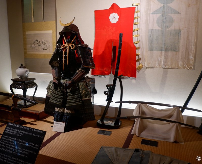 Maison de samurai Aoyagi-ke (Kakunodate), Exposition d'un équipement complet de guerrier de l'époque féodale Maison de samurai Aoyagi-ke (Kakunodate), Exposition d'un équipement complet de guerrier de l'époque féodale