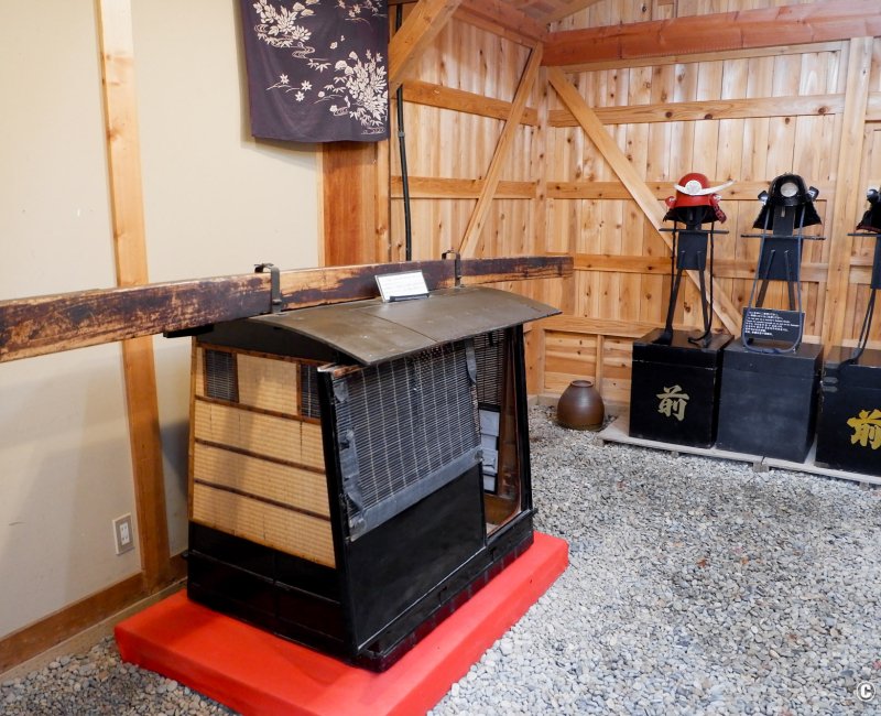 Maison de samurai Aoyagi-ke (Kakunodate), Expérience de port de casque de samouraï et de palanquin Maison de samurai Aoyagi-ke (Kakunodate), Expérience de port de casque de samouraï et de palanquin