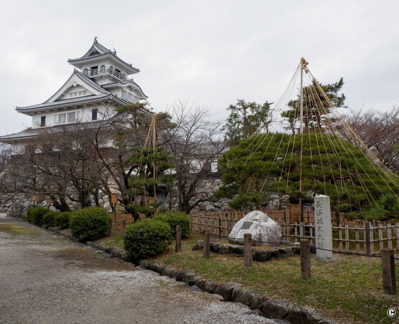 Nagahama, Reconstitution du donjon du XVIe siècle et vestiges de l'ancien château Nagahama, Reconstitution du donjon du XVIe siècle et vestiges de l'ancien château