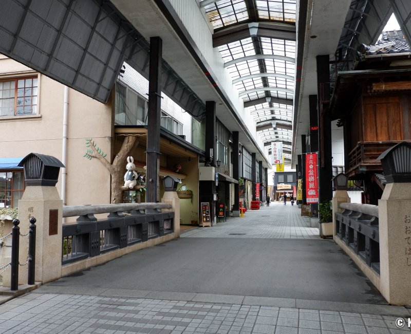 Nagahama, Vue de l'arcade couverte Ootemon-dori shotengai en direction du Musée Hikiyama Nagahama, Vue de l'arcade couverte Ootemon-dori shotengai en direction du Musée Hikiyama