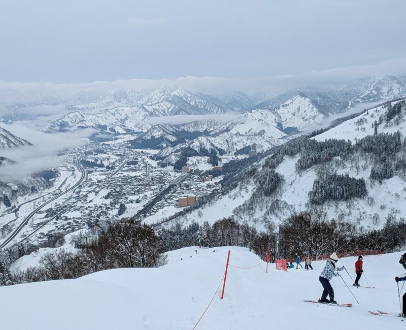 GALA Yuzawa Ski Resort (Niigata), panorama sur les montagnes enneigées et la vallée depuis les pistes GALA Yuzawa Ski Resort (Niigata), panorama sur les montagnes enneigées et la vallée depuis les pistes