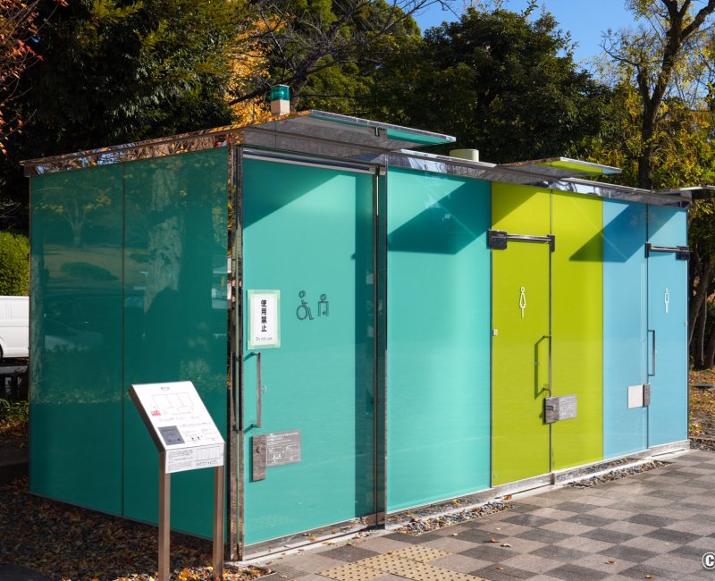 The Tokyo Toilet (Shibuya), toilettes du parc communautaire Haru-no-Ogawa version opaque en hiver, Shigeru Ban The Tokyo Toilet (Shibuya), toilettes du parc communautaire Haru-no-Ogawa version opaque en hiver, Shigeru Ban