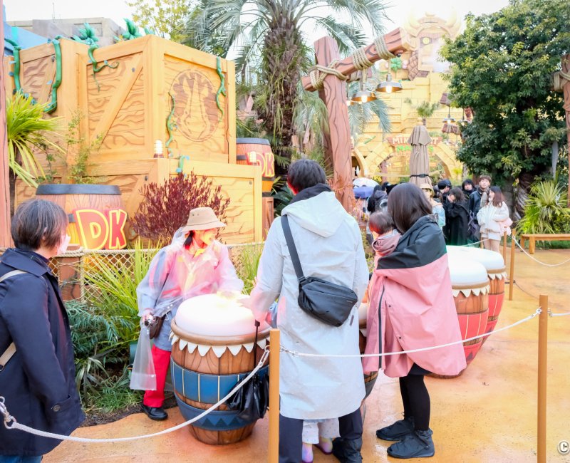Donkey Kong Country (USJ, Osaka), mini-jeu de rythme sur tambours DK Bongos Donkey Kong Country (USJ, Osaka), mini-jeu de rythme sur tambours DK Bongos