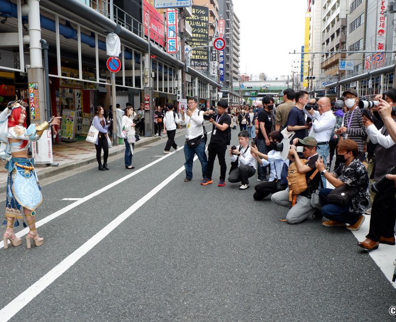 Nipponbashi Street Festa (Osaka), cosplayeuse en train de poser dans la rue avec photographes